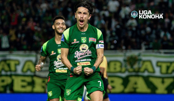 Francisco Rivera dalam laga Persebaya vs Persita di GBT